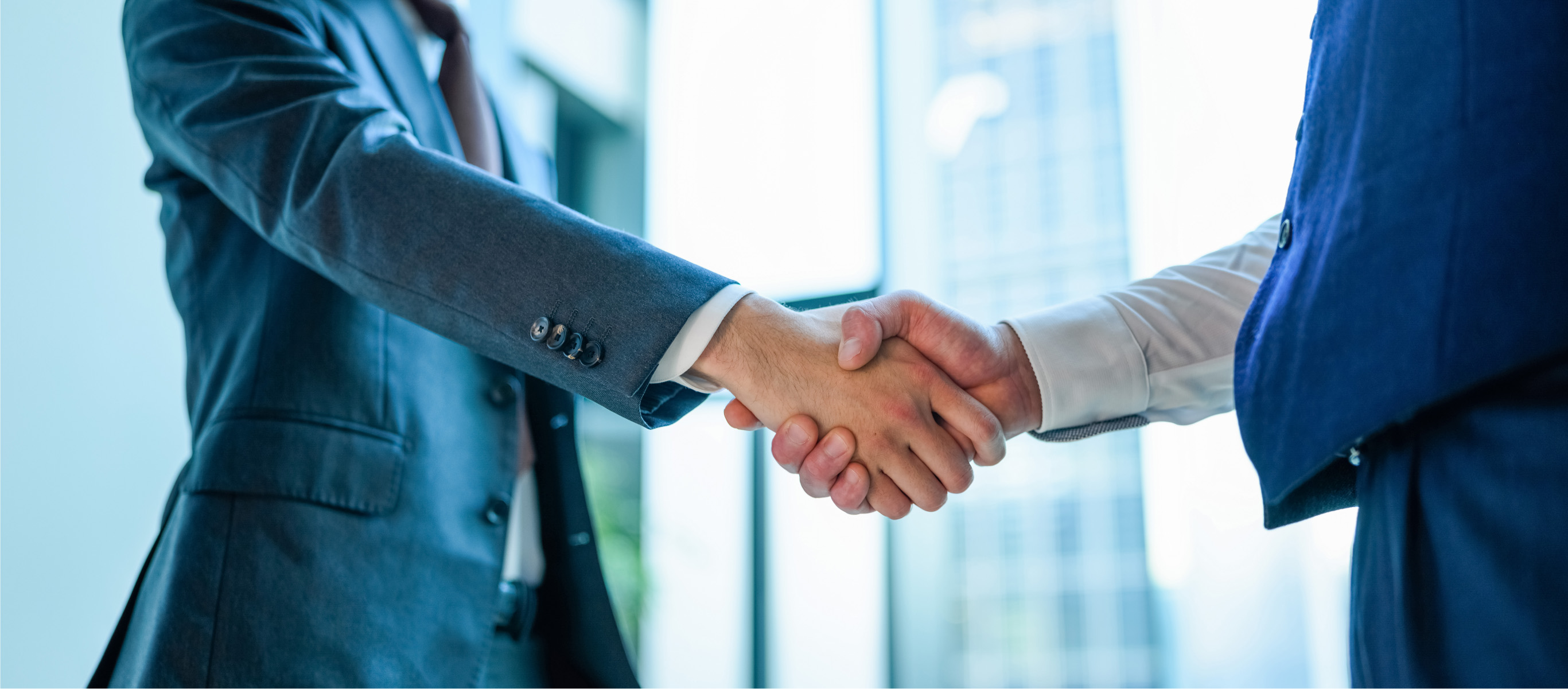 ビジネススーツで握手する