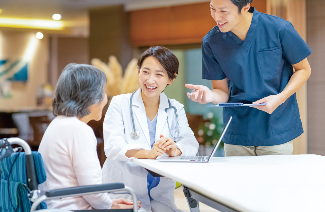 入所施設の廊下と浴室