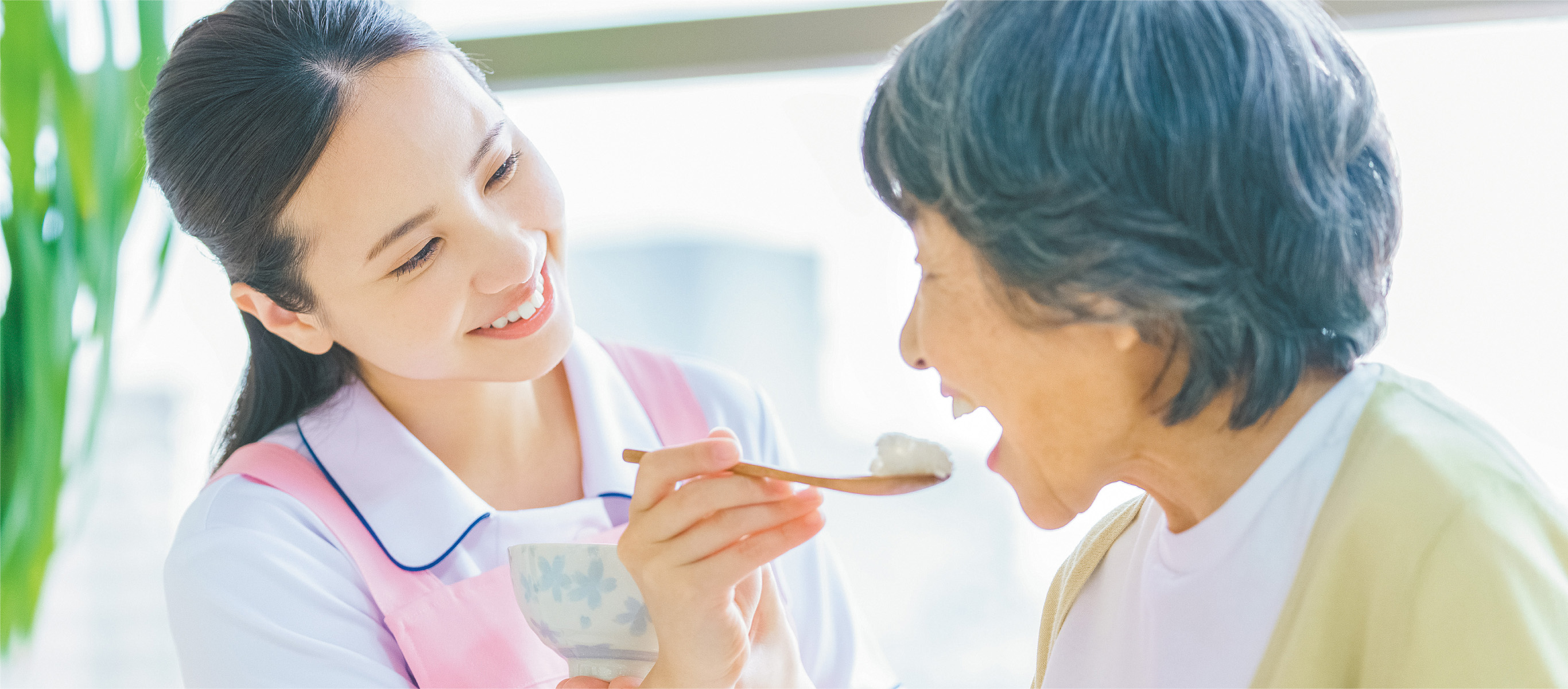 介護士が食事のサポートをする