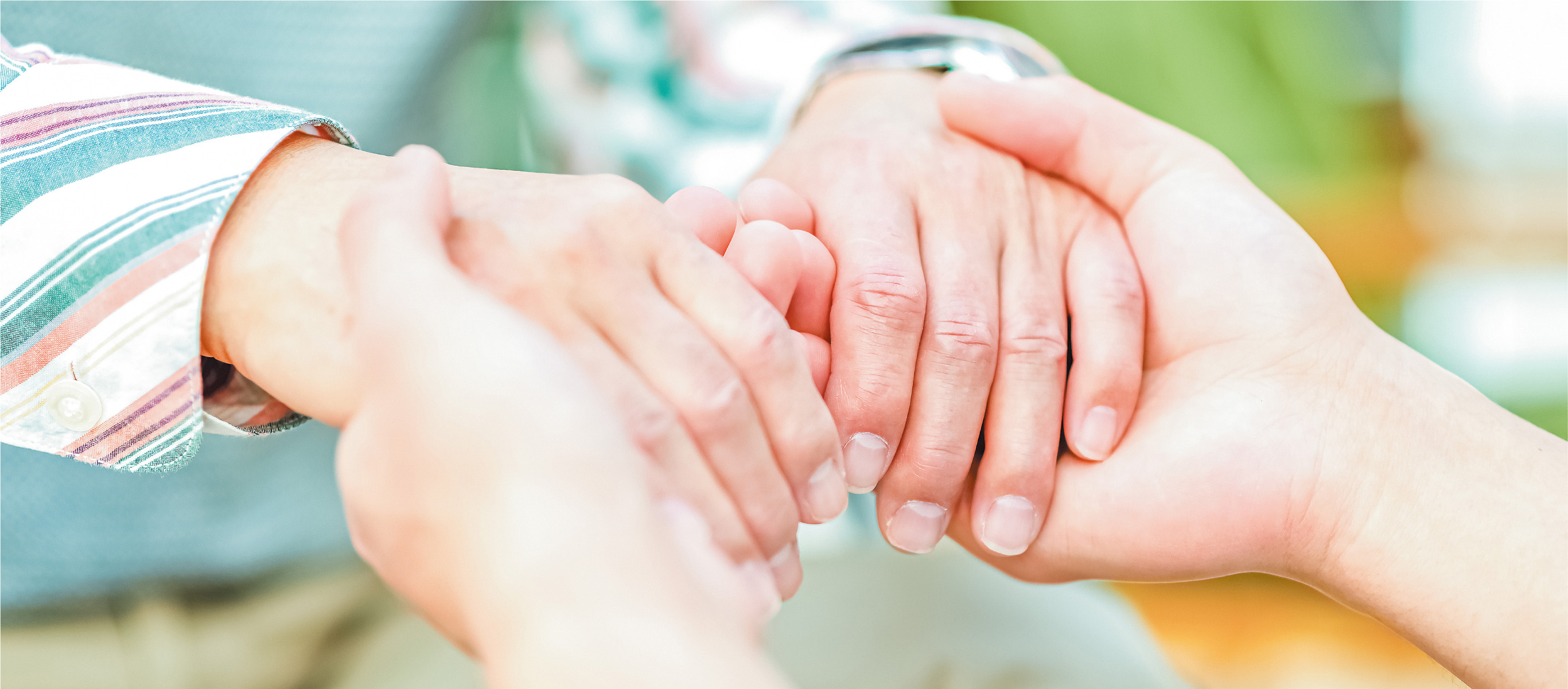 歩く人の手をとってサポートする