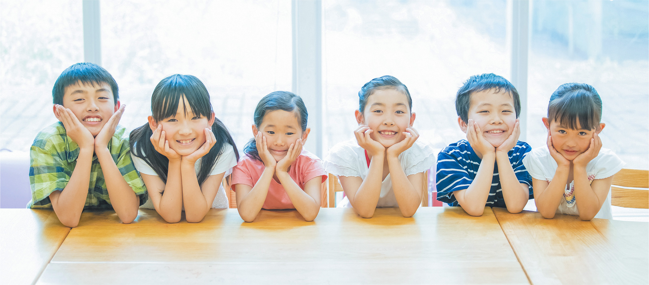 頬杖をついた6人の子どもたち