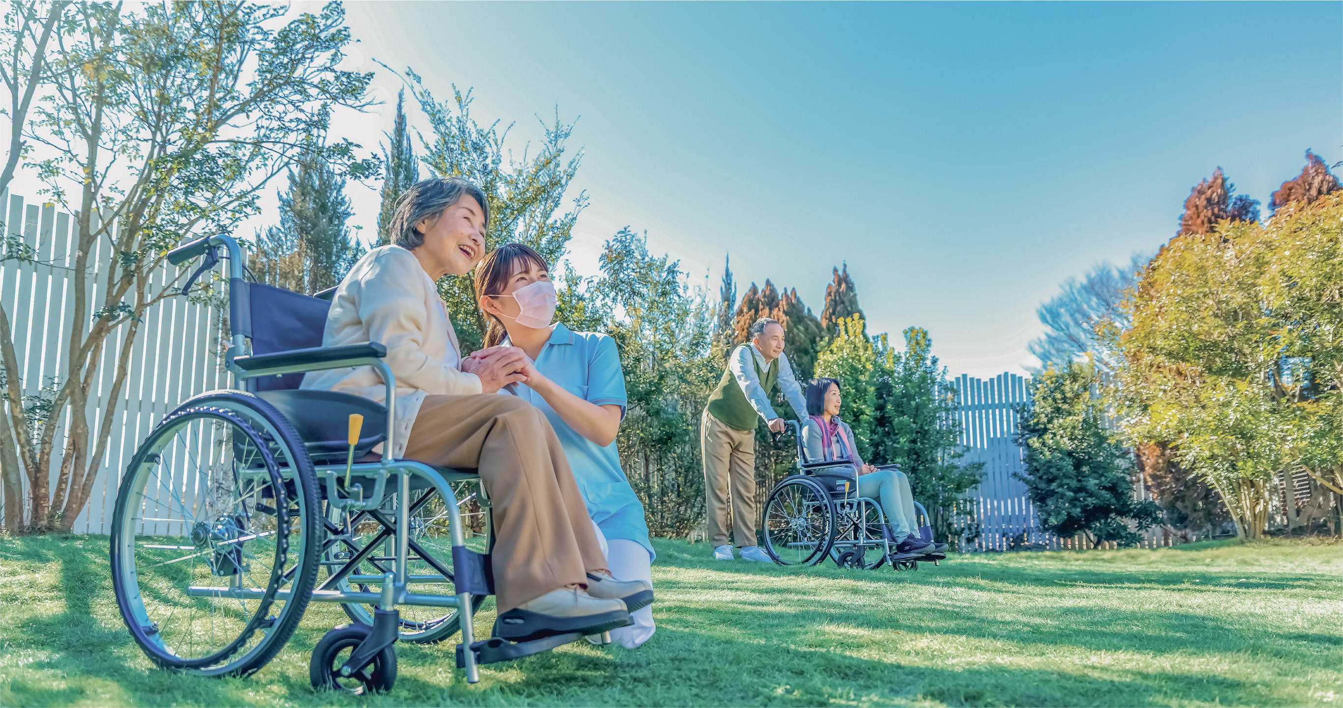 車椅子の高齢者をサポート