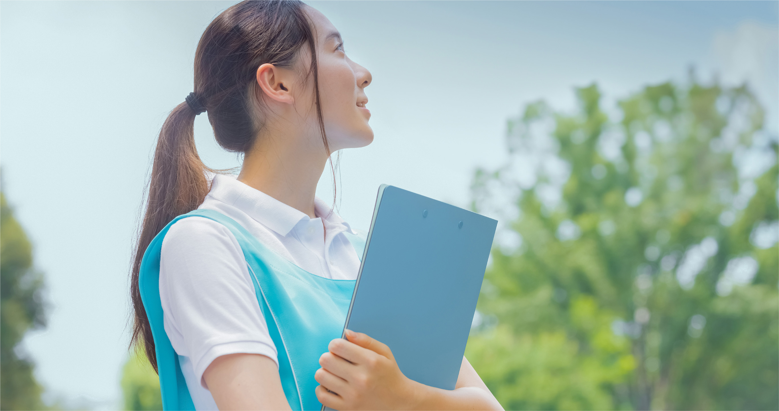 空を見上げる介護士